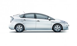 Toyota Prius: 15 лет лидерства в автомобильных инновациях и технологиях фото 1