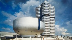 40 лет «4 цилиндрам» — главному офису BMW в Мюнхене фото 1